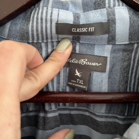 Eddie Bauer Men's Eddie's Favorite Cotton Classic Fit Flannel, Blue Stripe- XL T - Picture 4 of 7